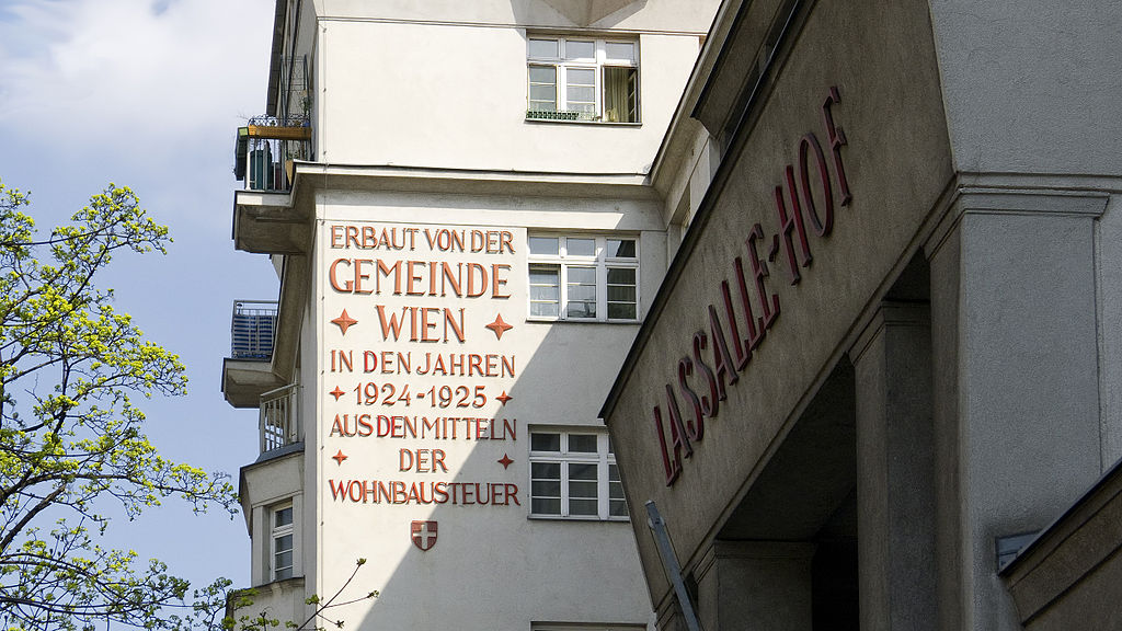 „Erbaut aus den Mitteln der Wohnbausteuern“ – Diese Aufschrift prangt auf allen Gemeindebauten des Roten Wiens. 