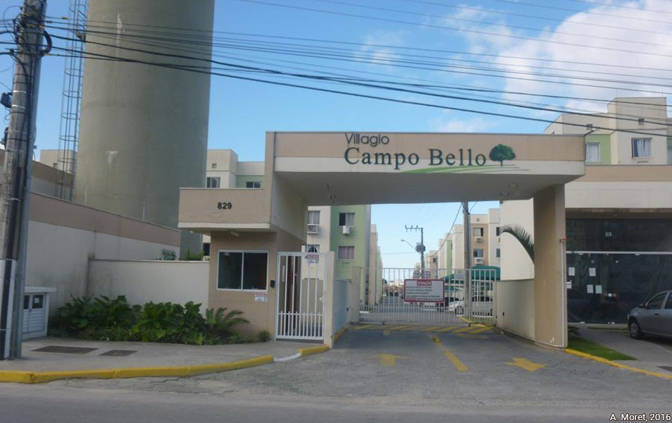  Aperçu de la résidence Villagio Campo Bello depuis l’entrée du quartier. Photographie prise à Fundos, Biguaçu en mars 2016 par Alice Moret.