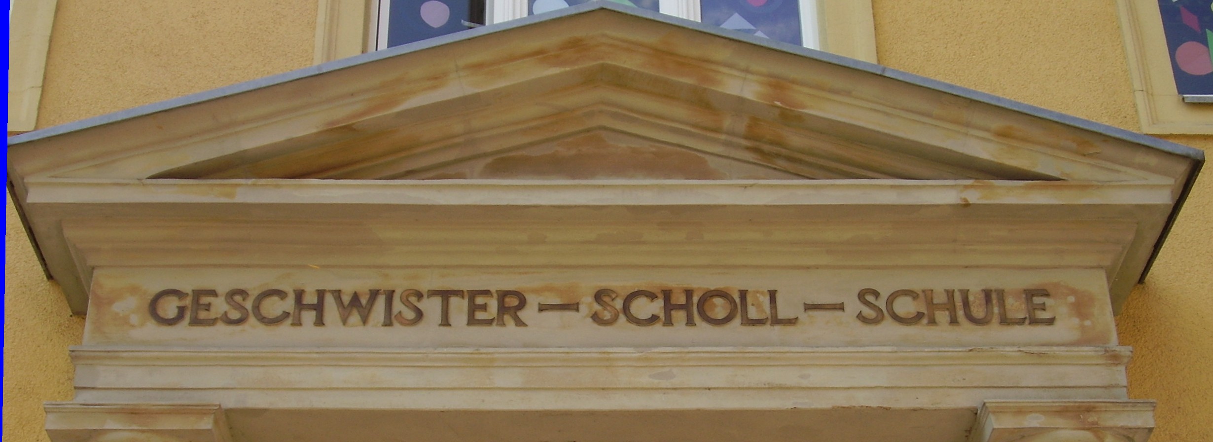 Fronton d'une école où l'on peut lire Geschwister-Scholl-Schule