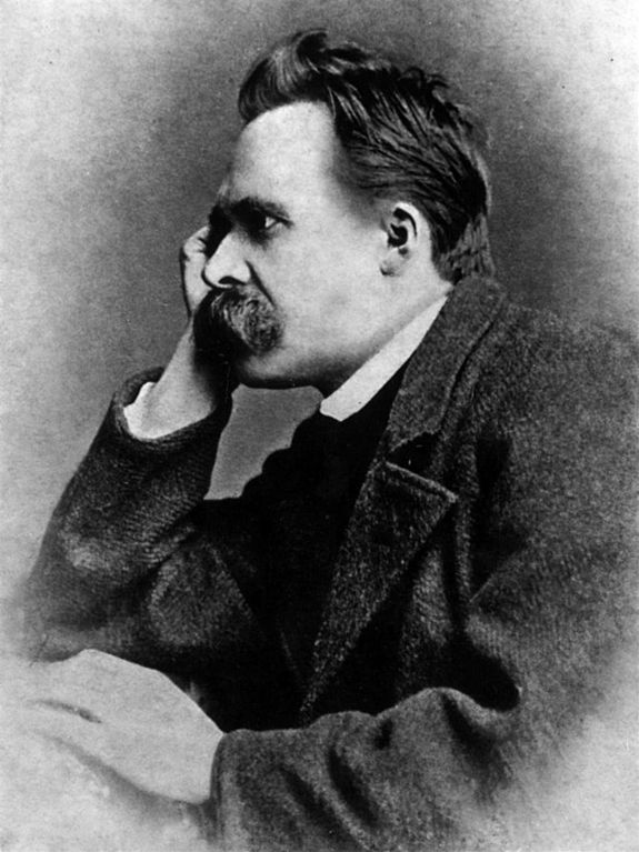 Photographie en noir et blanc de 1885 de Nietzsche. Le philosophe allemand apparaît de profil, sa tête reposant contre sa main droite.