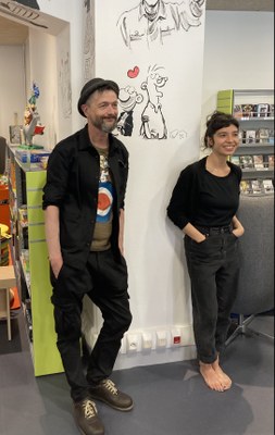 Ralf König et Bea Davies posent devant la peinture murale qu'ils ont faite au Goethe Institut de Lyon