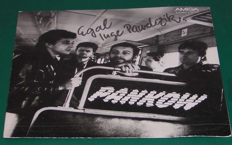 Pochette chanson Inge Pawelczik du groupe Pankow:on voit les membres du groupe dans un wagon de S-Bahn debout derrière un panneau indiquant Pankow