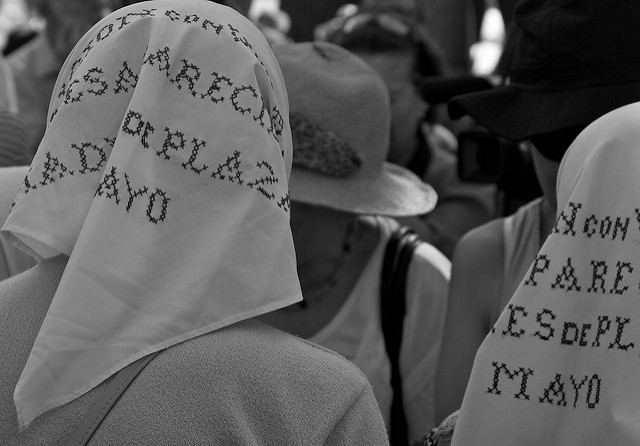 Madres de la Plaza de Mayo por Lisa de Vreede. Flickr, Licence Creative Commons