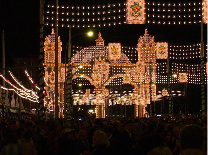 Iluminación de la Feria de Abril de Sevilla en 2016. Foto de Jaime Calatayud in Wikimedia, licencia CC.