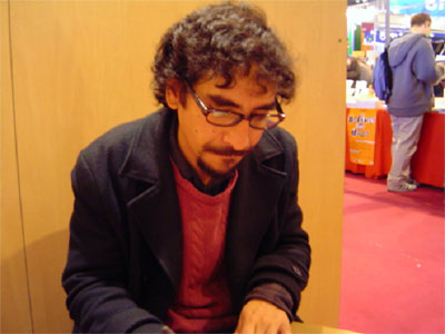 Fabrizio Mejía firmando su libro en el Salón en París