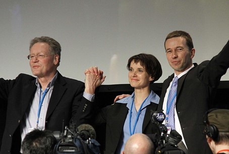 Konrad Adam, Frauke Petry et Bernd Lucke, regardent leurs soutiens le jour de la création de l'AfD, souriants et se tenant par la main ou par l'épaule pour souligner leur complicité