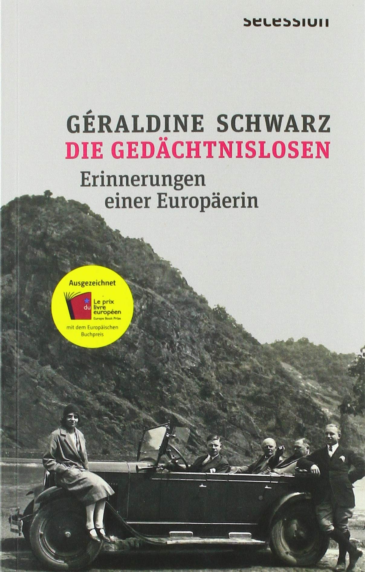 Couverture du livre Die Gedächtnislosen de Géraldine Schwarz. Photo en noir et blanc ancienne, sans doute des années 30, montrant 5 personnes dont une femme regroupées autour d'une voiture.