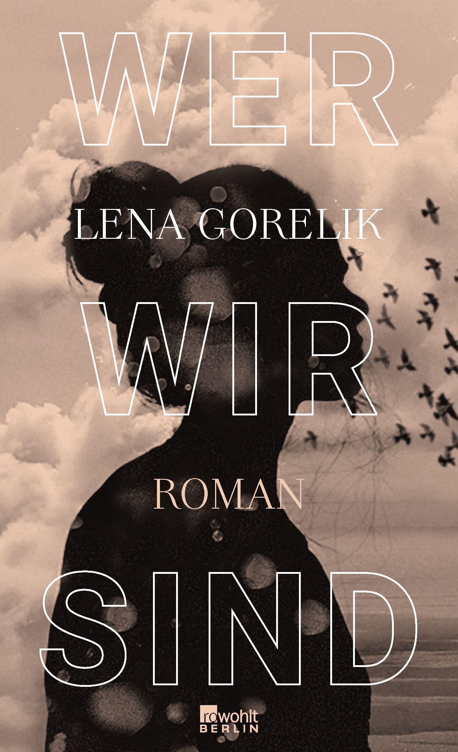 Couverture du roman de Lena Gorelik Wer wir sind. Une silhouette de femme (visage et buste) de profil se découpe sur un ciel nuageux dans les tons gris et roses, où volent un groupe d'oiseaux