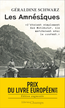 couverture du livre les Amnésiques de Geraldine Schwarz. Photo en noir et blanc ancienne, sans doute des années 1930, avec 5 personnes dont une femme, regroupés autour d'une voiture