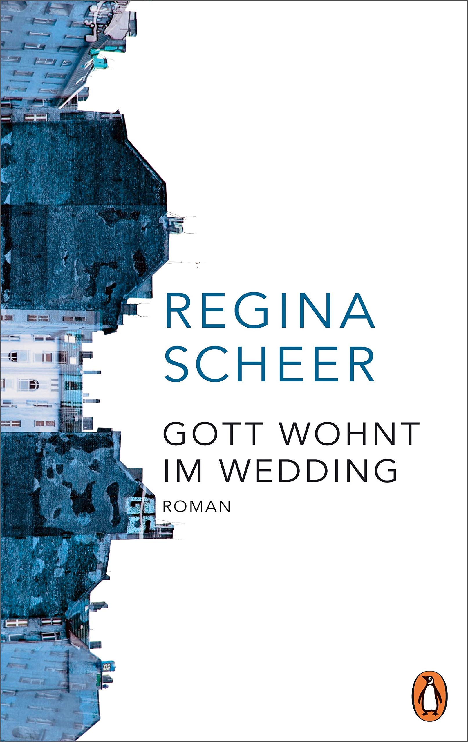 Couverture du roman Gott wohnt im Wedding de Regina Scheer. Façades d'immeubles aux tons bleutés sur fond blanc