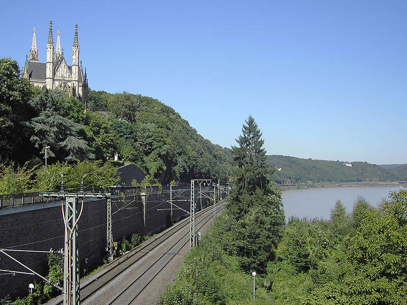 Eisenbahnlinie am Rhein entlang in Remagen (Rheinland-Pfalz)