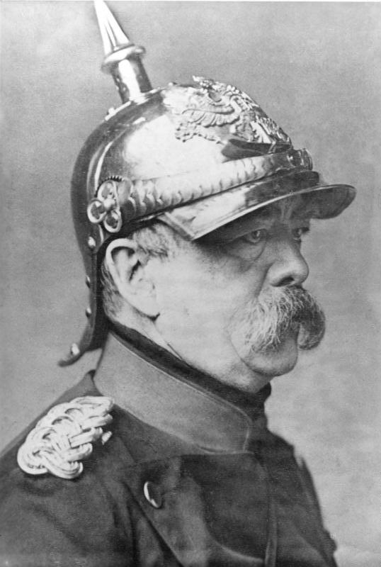 Photographie en noir et blanc de Bismarck en uniforme de cuirassier, de profil