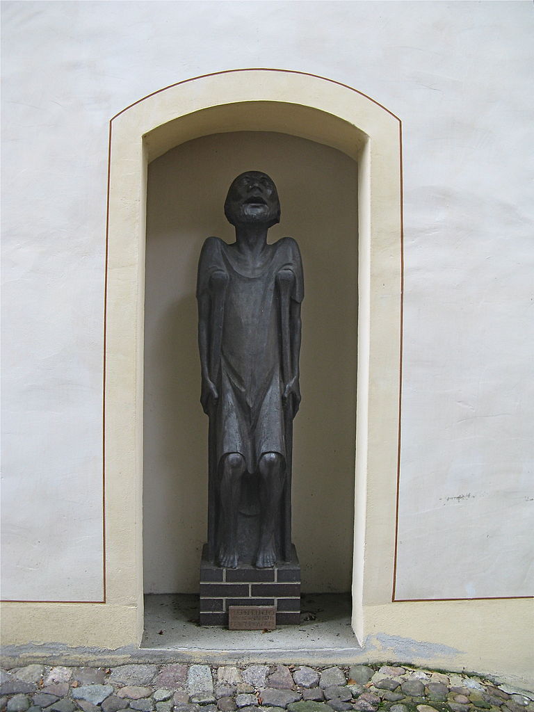 statue d'Ernst Barlach "le mendiant avec béquilles"