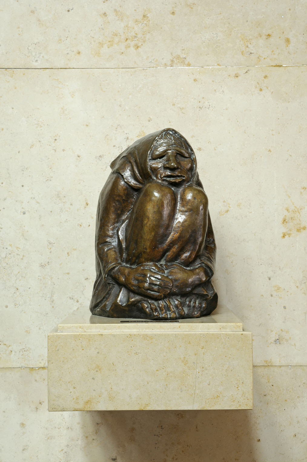 Plastik "Frierende Alte" von Ernst Barlach im Foyer des Rathauses (Kiel 37.843)