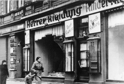 Kristallnacht Bundesarchiv Bild 146 1970 083 44, Magdeburg, zerstörtes jüdisches Geschäft