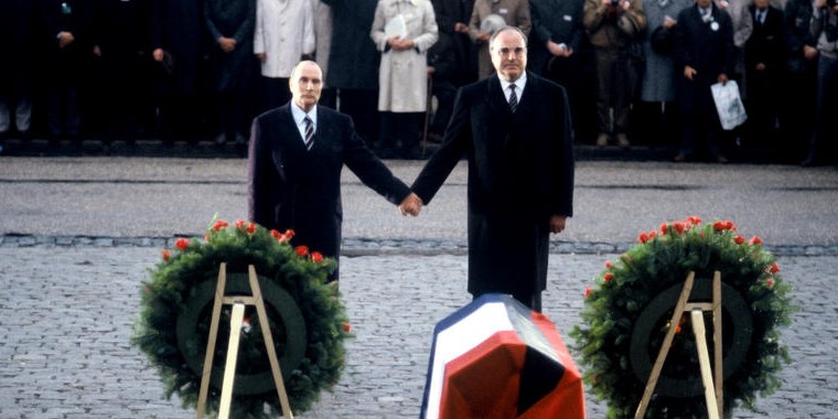 Photographie très célèbre de François Mitterand et Helmut Kohl main dans la main devant l'ossuaire de Douaumont en 1984