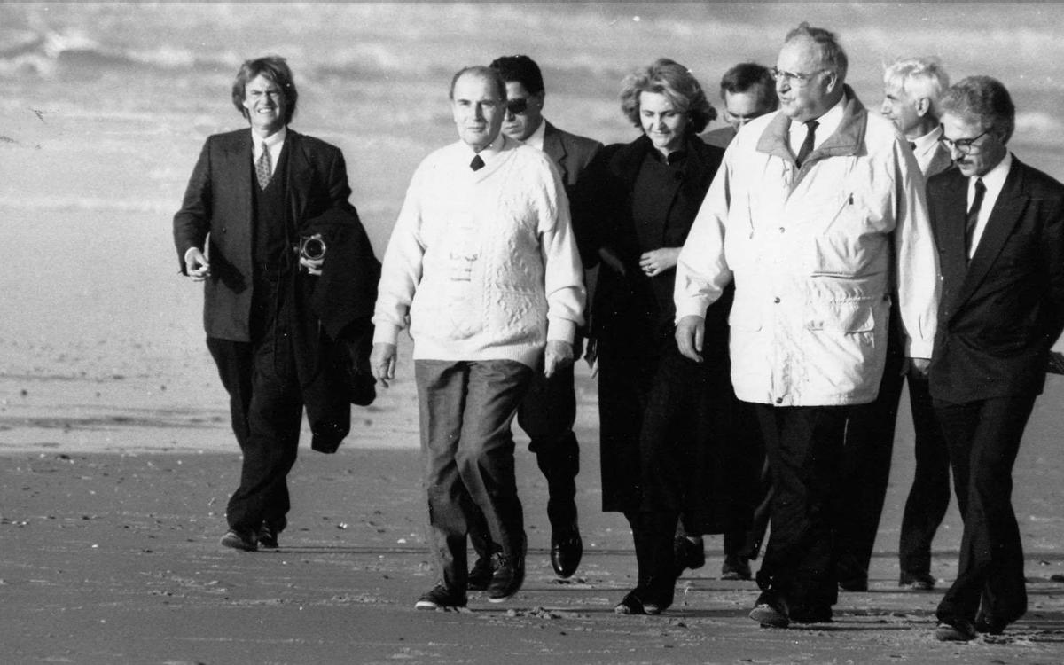 Mitterrand et Kohl entourés de conseillers et de journalistes sur une plage landaise en janvier 1990