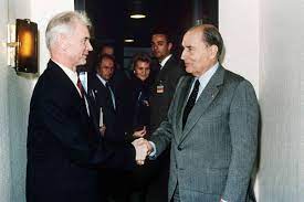 François Mitterrand en visite à Berlin-Est en décembre 1989 serre la main de Hans Modrow, alors Ministre-Président de RDA