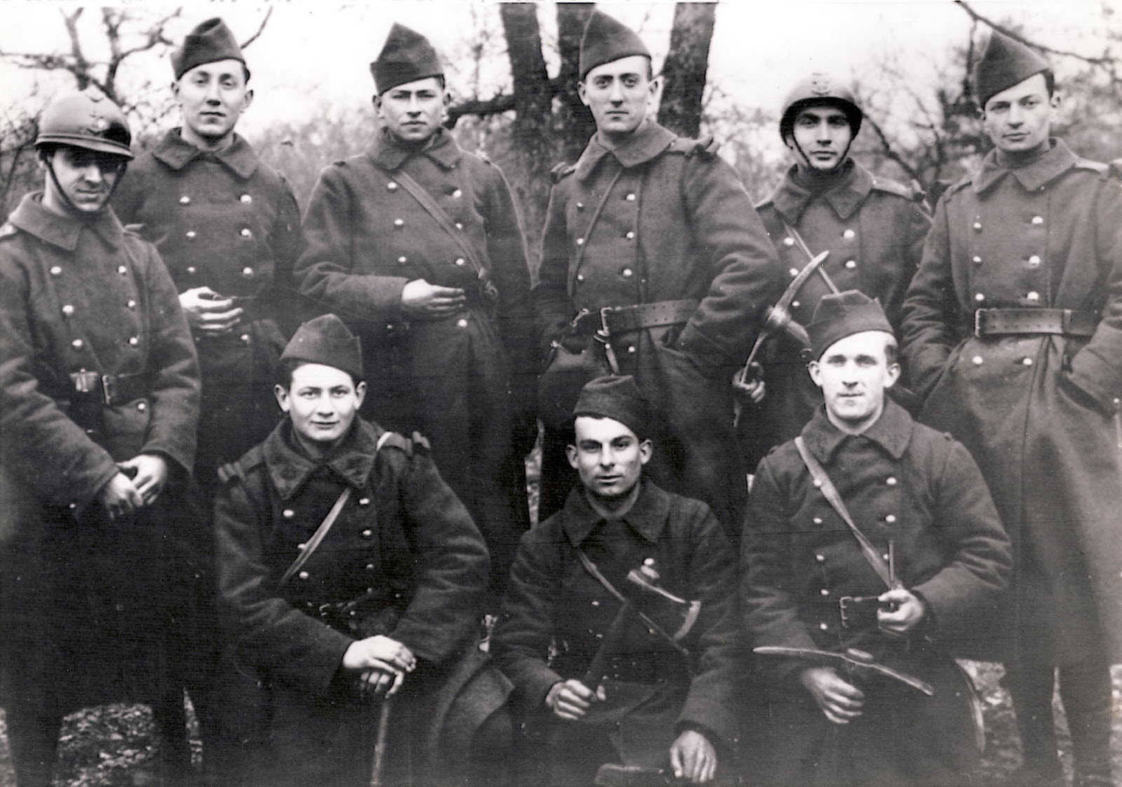 Photo de François Mitterand jeune soldat en 1940, avec huit de ses camarades.
