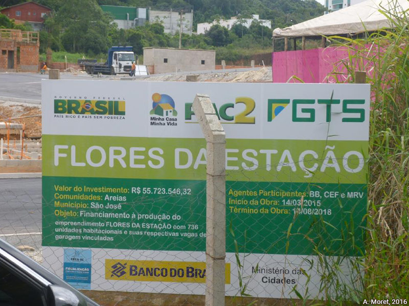 Ecriteau à l'entrée du chantier de construction de la résidence Flores da Estação annonçant l’édification de pas moins de 736 appartements et d’autant de places de parking. Photographie prise à São José, en mars 2016 par Alice Moret.