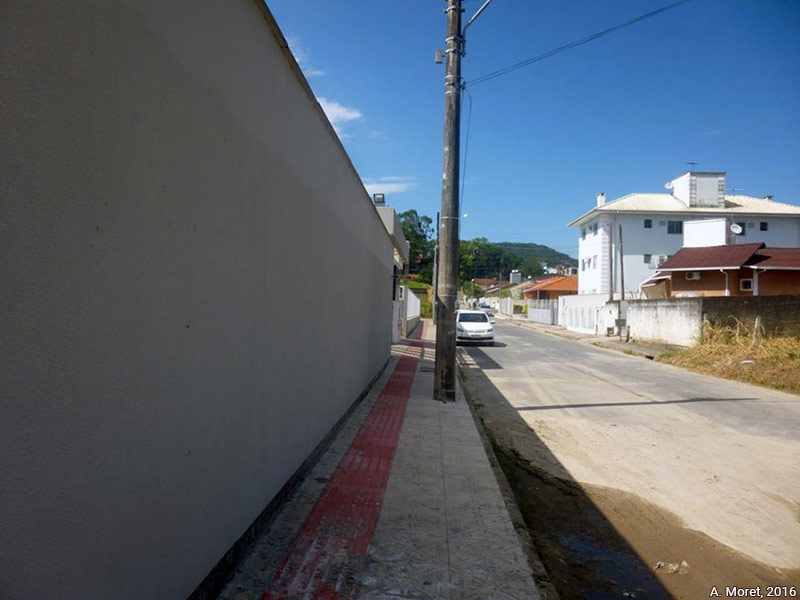 La résidence Luci Berkembrock telle qu’on la perçoit depuis la rue : un grand mur aveugle pour manifester que la vie privée est cachée derrière. Photographie prise à hauteur de vue, à São José, en mars 2016.