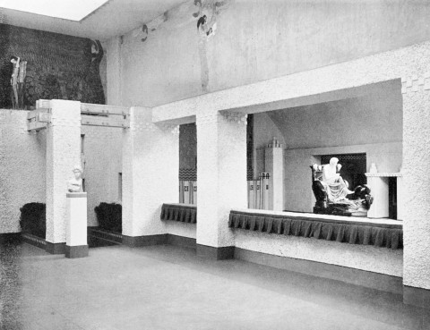 Cette photo de la salle d'exposition montre un espace carré, aéré. La lumière descent du plafond. Au fond, on observe la sculpture de Max Klinger, au premier plan, un peu en auteur, la frise de Klimt. Les deux salles communiquent par une grande ouverture.