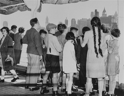 Groupe d'enfants réfugiés juifs allemands arrivant à New-York sur le SS President Harding et contemplant la skyline new-yorkaise