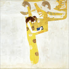Une femme est penchée sur sa harpe gigantesque. Elle est de profil, brue. Elle est toute habillée d'or sur un fond blanc.