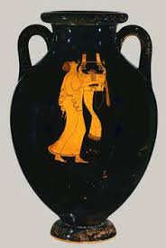 Sur ce vase noir grec, une femme de profil joue de la harpe. Elle est entièrement en ocre, très simple.