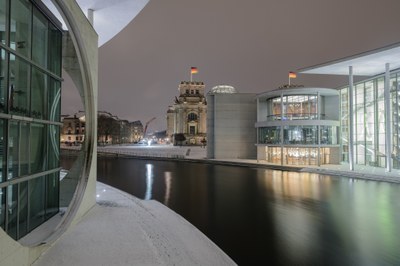 Le Bundestag photographié depuis la rive opposée de la Spree dans un décor hivernal enneigé