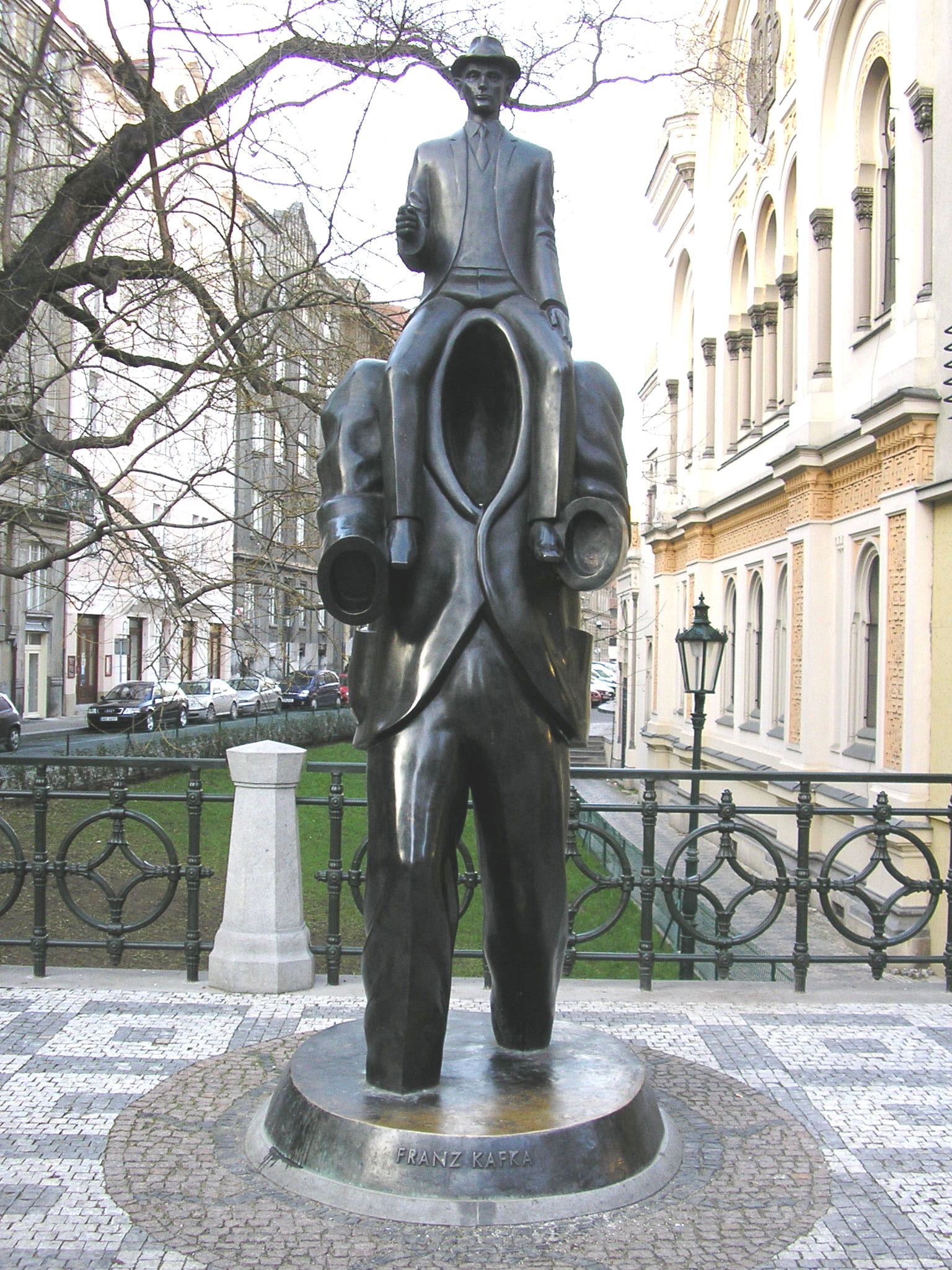 Monument à Prague célébrant Franz Kafka du sculpteur Jaroslav Róna située dans le quartier juif historique