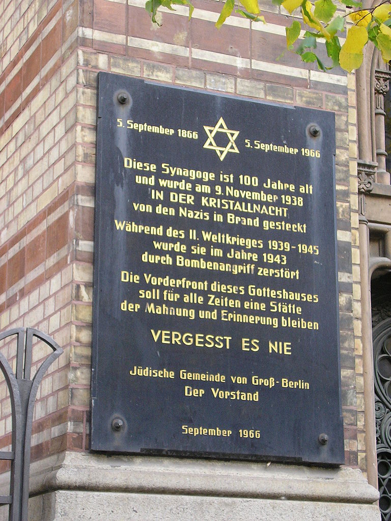 plaque commémorative de 1966 apposée sur la façade de la nouvelle synagogue à Berlin, rappelant la nuit de cristal en 1938 et la destruction de la synagogue lors des bombardements en 1943. 