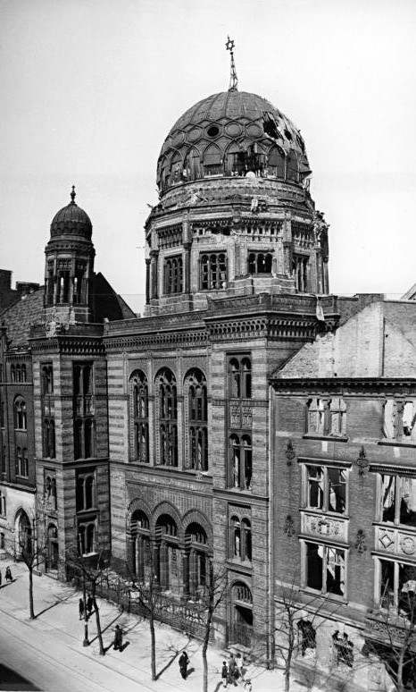 Nouvelle synagogue à Berlin, Oranienburger Strasse, en ruine. Photo datant de 1948