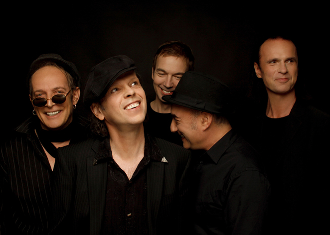 5 membres du groupe Pankow, de gauche à droite Ingo York, Jürgen Ehle, Kulle Dziuk, André Herzberg, Stefan Dohanetz, habillés en noir sur fond noir. Photo de 2011 par Katy Otto.