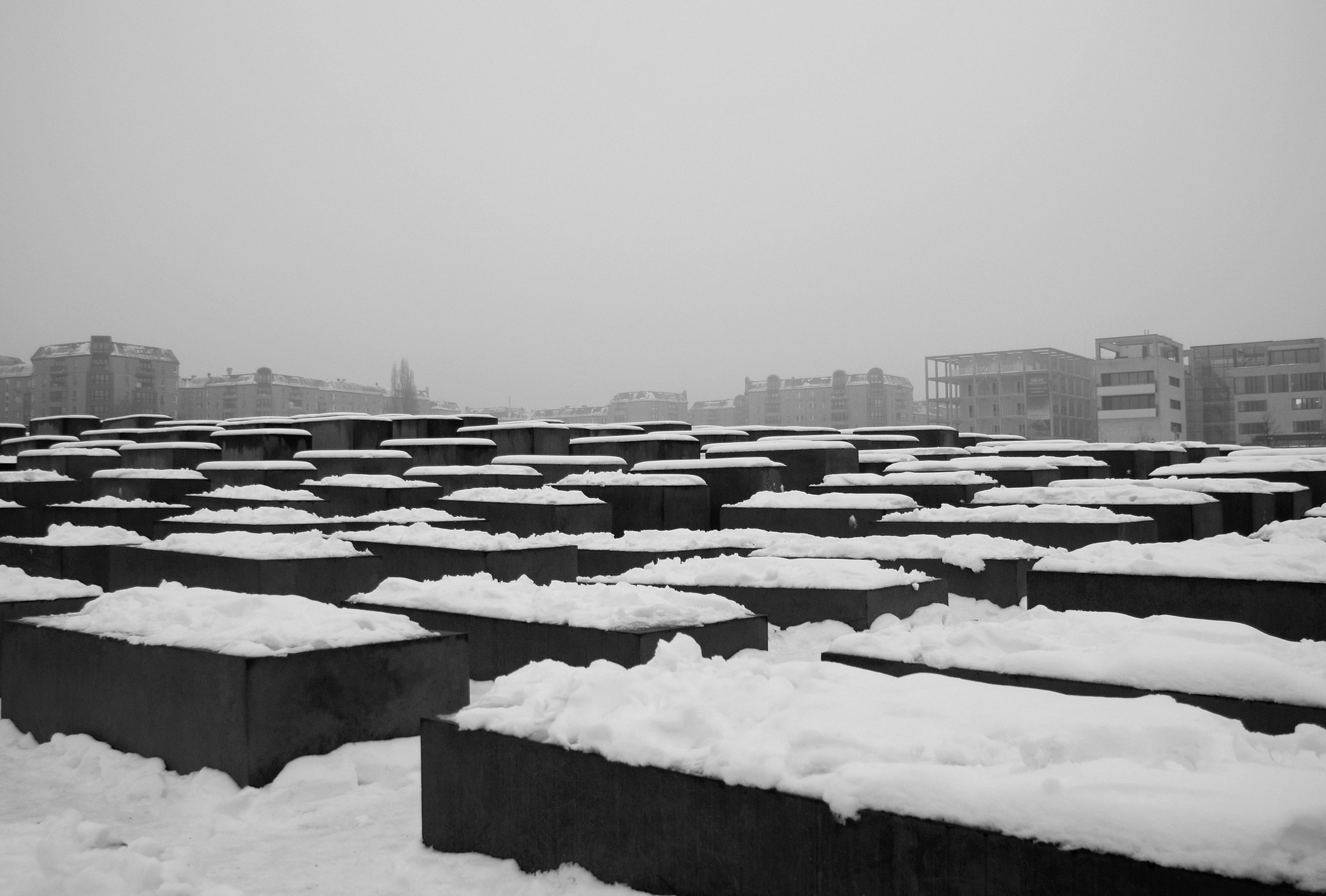 Monument commémoratif en souvenir des victimes de la Shoah à Berlin, photographié sous la neige