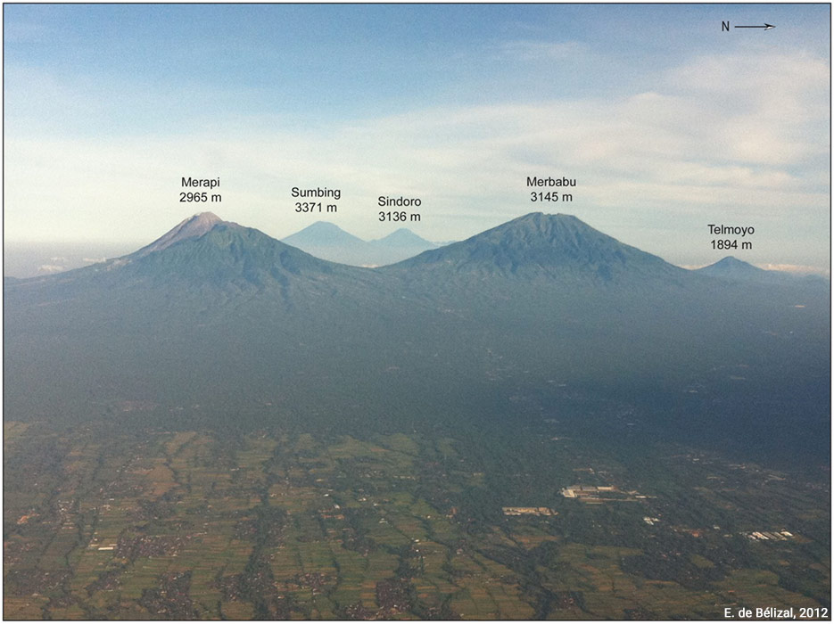vue aérienne du volcan indonésien Merapi et des volcans voisins
