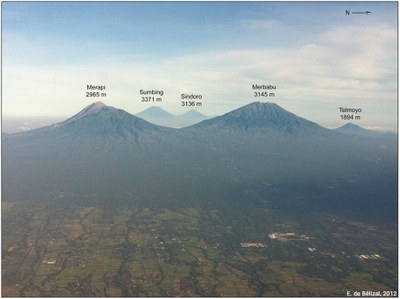 fig1 photo alignement volcans merapi 900px