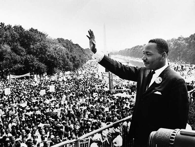 Fig 6. Martin Luther King Jr. s'adresse à la foule depuis les marches du Lincoln Memorial, 1963. Source : Wikimedia Commons, Domaine public.