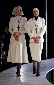 Julie-Anne Roth (Isabella), Isabelle Cagnat (Francesca). Photo Â© HervÃ© Bellamy