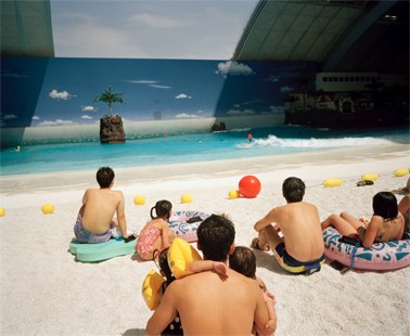 Japon. Miyazaki. La plage artificielle du Ocean Dome. 1996 © Martin Parr / Magnum Photos Japon. Miyazaki. La plage artificielle du Ocean Dome. 1996 © Martin Parr / Magnum Photos