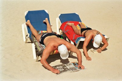 Espagne. Majorque. Magaluf. Bain de soleil et lecture sur la plage. 2003 © Martin Parr / Magnum Photos