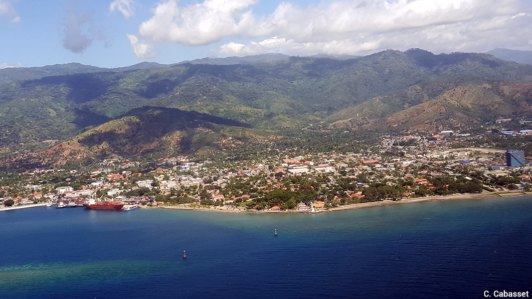 Timor doc3 Dili Vu d'avion juin2017