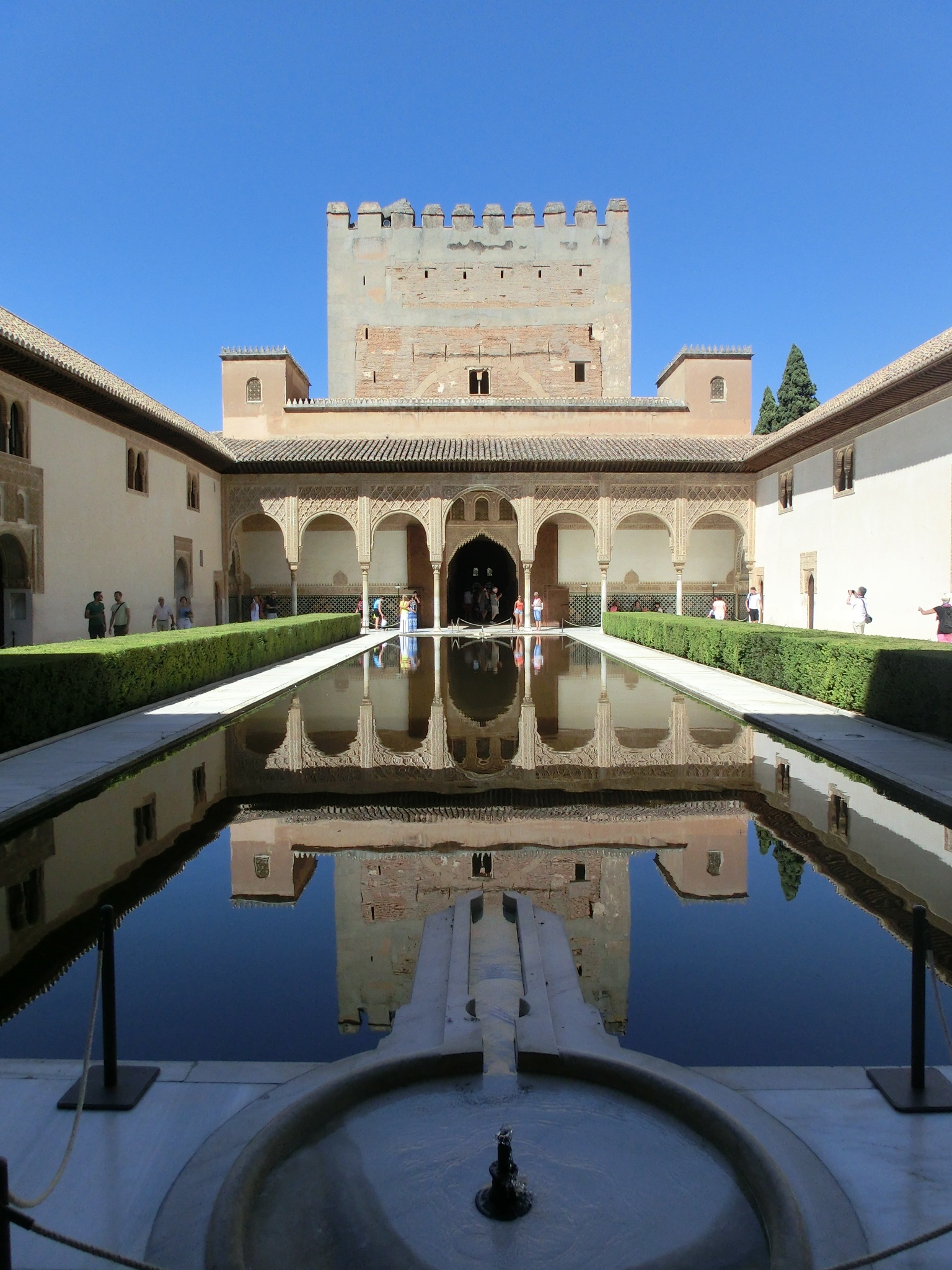 Fuente de agua en la Alhambra  in Pxhere, dominio público