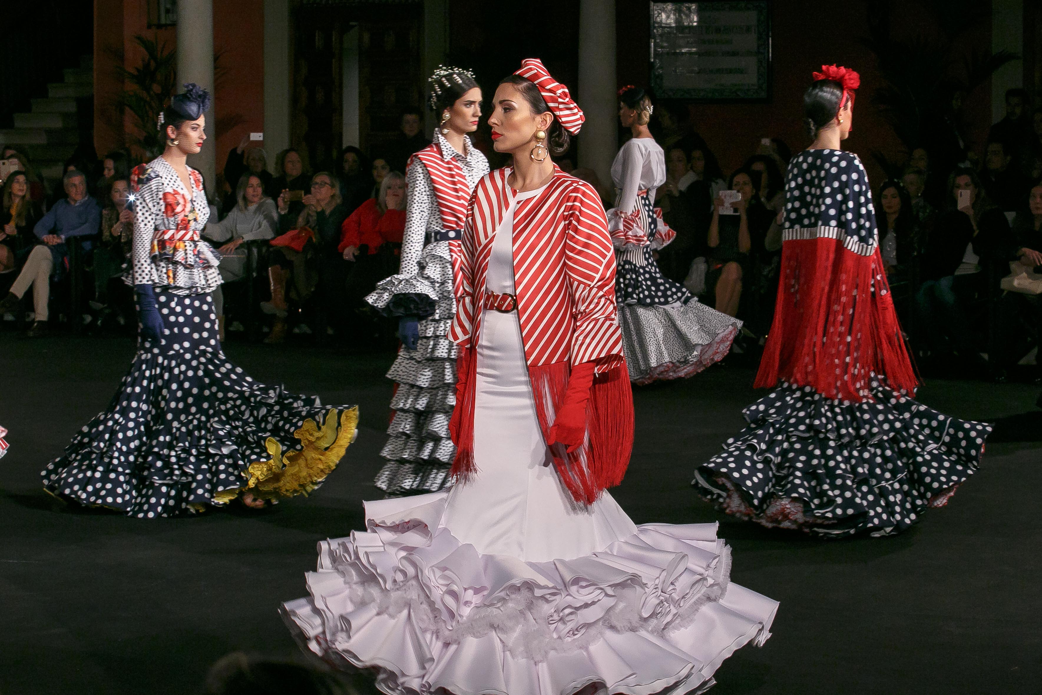 Desfile de Moda Flamenca 'Emprende Lunares, Jaime Martínez, 2019. Fuente: flickr, licencia (CC BY-NC-ND 2.0)