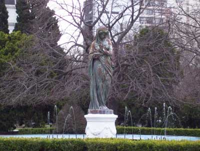 estatua1.jpg estatua1.jpg
