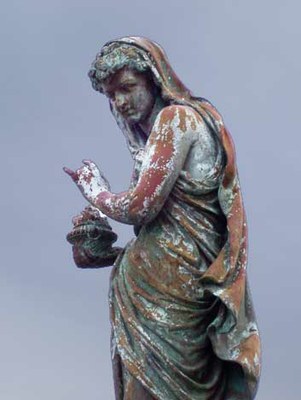 estatua2.jpg estatua2.jpg