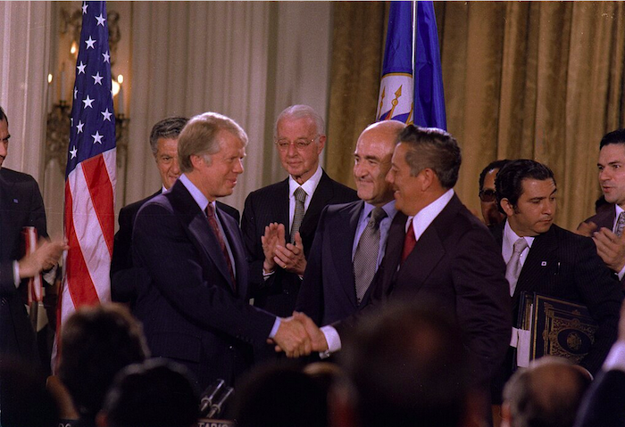 Jimmy Carter y Omar Torrijos después de firmar los tratados de Panamá