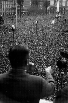 Juan Perón en el balcón de la Casa Rosada Juan Domingo Perón el 17 de octubre de 1945 desde el balcón de la Casa Rosada