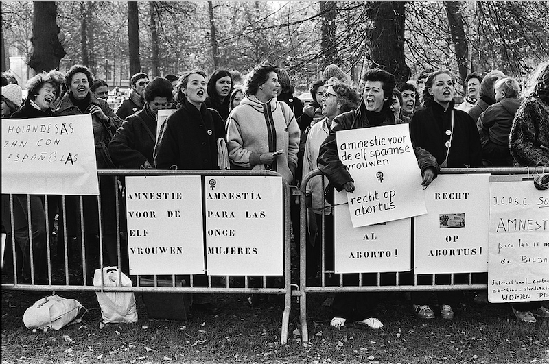 Manifestación de mujeres delante de la embajada española en La Haya en contra del proceso de las once de Basauri, en 1979.