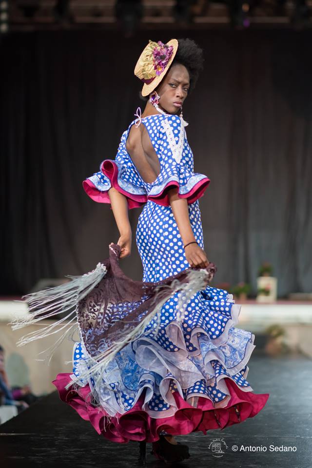 Desfile en la Feria de la Moda flamenca en Granada. Fuente: flickr, licencia, dominio público